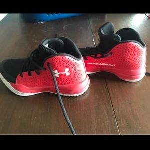 Boys (youth) UnderArmour basketball shoes.